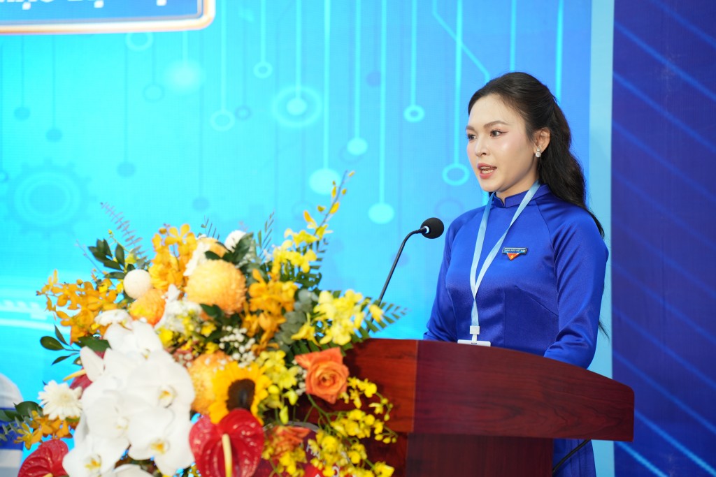 Đồng chí Nguyễn Hồng Anh - Bí thư Đoàn TNCS Hồ Chí Minh phường Láng (TP Hà Nội) phát biểu tại đại hội Đồng chí Nguyễn Hồng Anh - Bí thư Đoàn TNCS Hồ Chí Minh phường Láng (TP Hà Nội) phát biểu tại đại hội