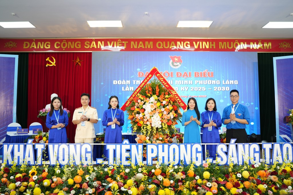 Lãnh đạo Thành đoàn Hà Nội tặng hoa chúc mừng Ban Chấp hành đại hội Lãnh đạo Thành đoàn Hà Nội tặng hoa chúc mừng Ban Chấp hành đại hội