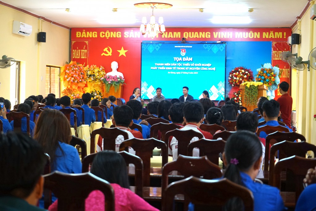 Thanh niên tham gia