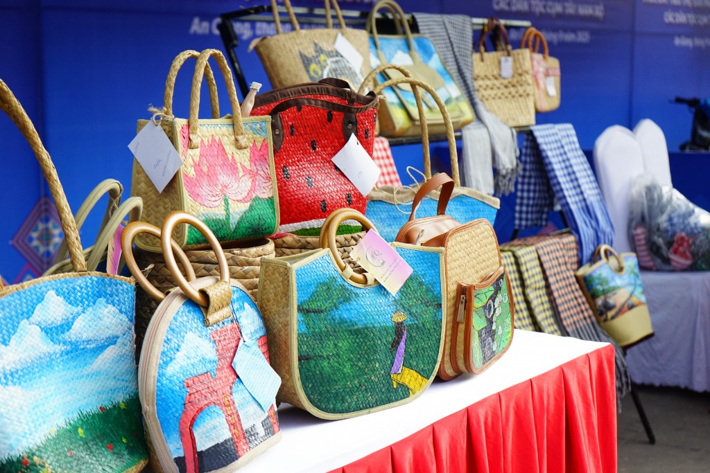 Một số sản phẩm của thanh niên trưng bày