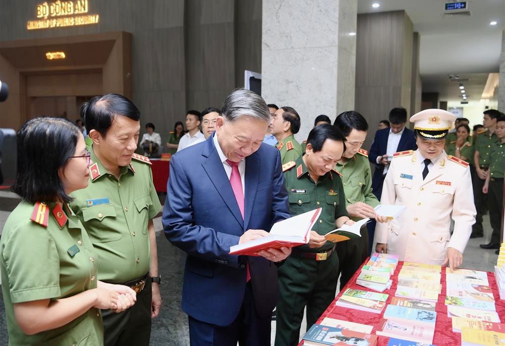 Tổng Bí thư Tô Lâm cùng lãnh đạo Bộ Công an và các đại biểu tham quan triển lãm sách bên lề Hội nghị tổng kết 10 năm thực hiện Chỉ thị số 05-CT/TW, ngày 15/5/2016, của Bộ Chính trị về đẩy mạnh học tập và làm theo tư tưởng, đạo đức, phong cách Hồ Chí Minh;