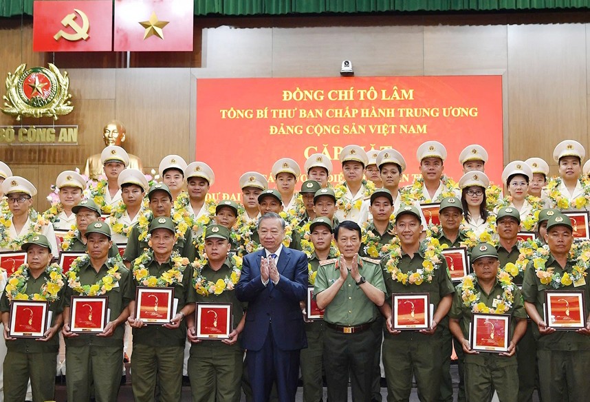 Tổng Bí thư Tô Lâm với các điển hình tiên tiến trong Công an nhân dân và lực lượng bảo vệ an ninh trật tự ở cơ sở