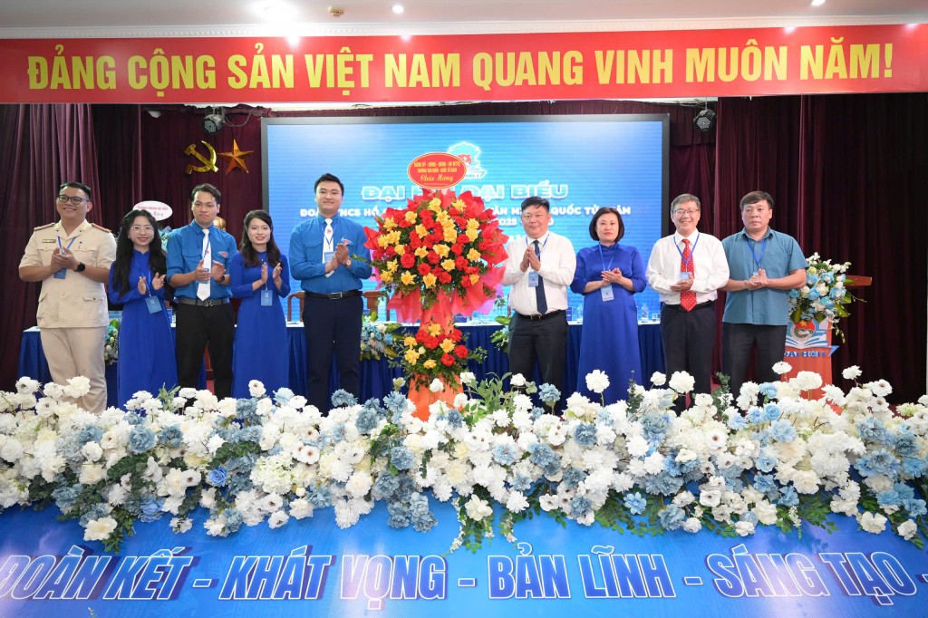 Các đồng chí lãnh đạo và đại biểu tặng hoa chúc mừng Đại hội đại biểu Đoàn TNCS Hồ Chí Minh phường Văn Miếu – Quốc Tử Giám lần thứ I, nhiệm kỳ 2025 – 2030. Các đồng chí lãnh đạo và đại biểu tặng hoa chúc mừng Đại hội đại biểu Đoàn TNCS Hồ Chí Minh phường Văn Miếu – Quốc Tử Giám lần thứ I, nhiệm kỳ 2025 – 2030.