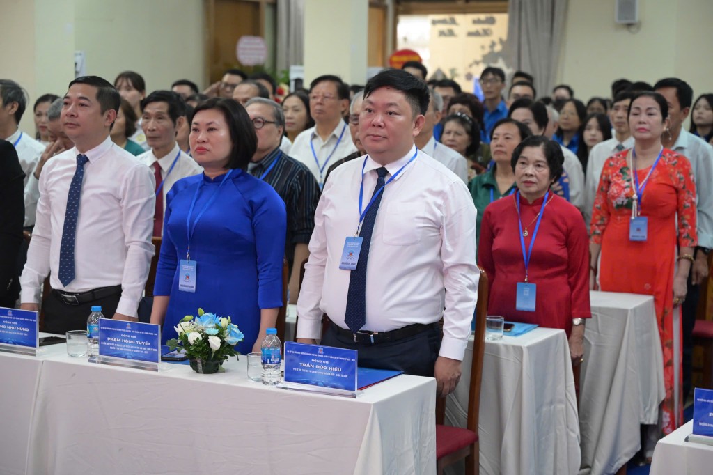 Các đại biểu thực hiện nghi lễ chào cờ tại phiên khai mạc Đại hội. Các đại biểu thực hiện nghi lễ chào cờ tại phiên khai mạc Đại hội.