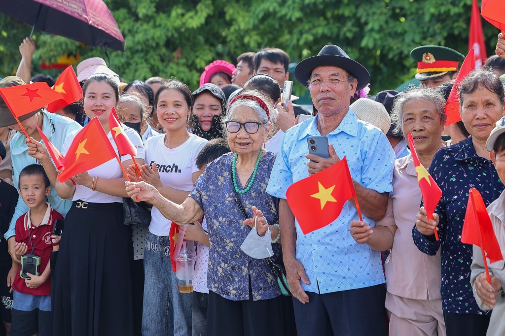 Người dân Phú Thọ dự khánh thành cầu Phong Châu mới - Ảnh: VGP/Nhật Bắc