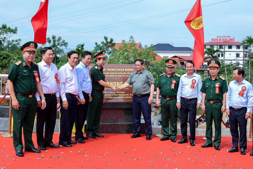Thủ tướng và các đại biểu thực hiện nghi thức gắn biển cầu Phong Châu - Ảnh: VGP/Nhật Bắc