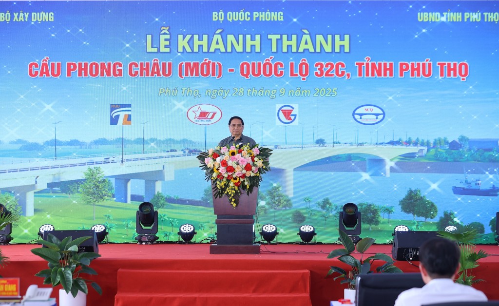 Thủ tướng ghi nhận, biểu dương, đánh giá cao nỗ lực, trách nhiệm của Bộ Quốc phòng, Bộ Xây dựng, Bộ Tài chính và các cơ quan liên quan; sự vào cuộc của nhà thầu tư vấn, giám sát, thi công, các đội khảo sát - Ảnh: VGP/Nhật Bắc