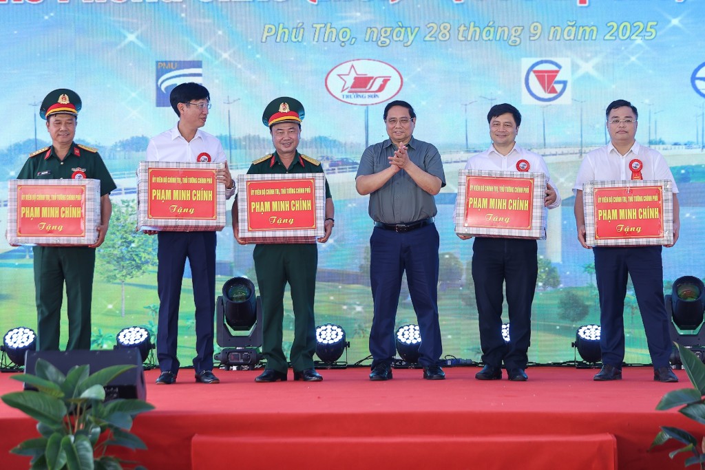 Thủ tướng Phạm Minh Chính trao quà tặng các tập thể, cá nhân có nhiều đóng góp trong xây dựng công trình - Ảnh: VGP/Nhật Bắc