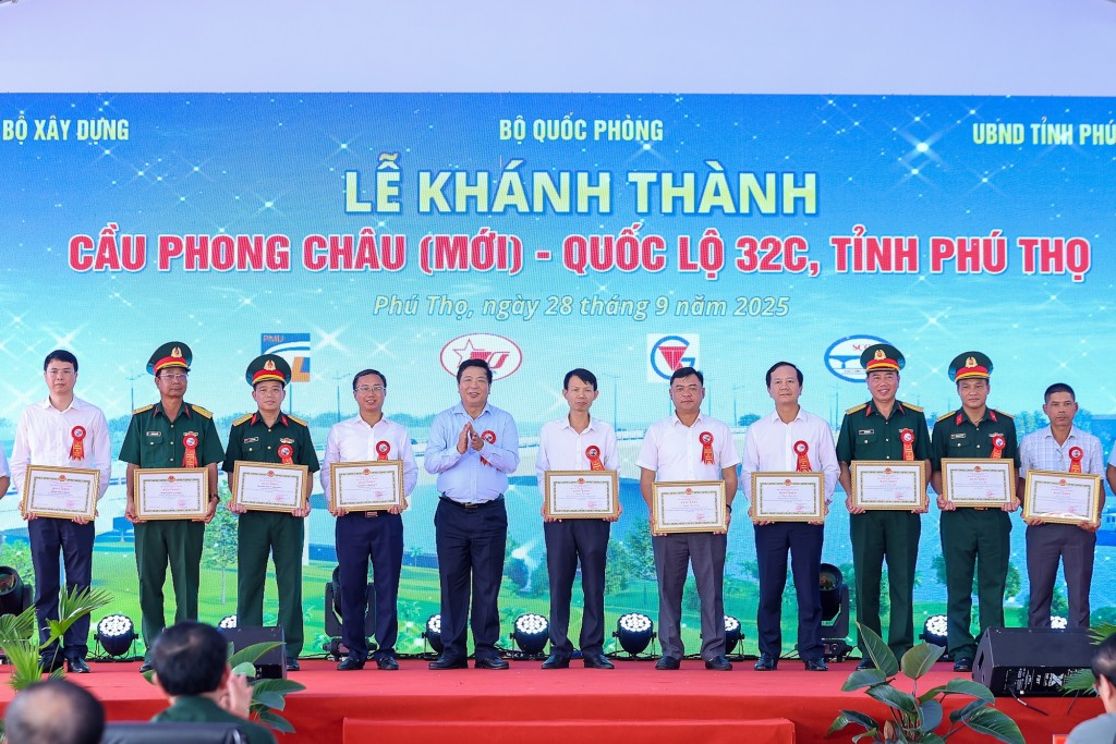 Lãnh đạo Bộ Xây dựng trao quà tặng các tập thể, cá nhân có nhiều đóng góp trong xây dựng công trình - Ảnh: VGP/Nhật Bắc