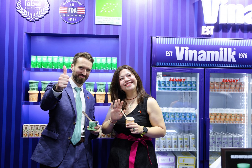  “Đây là lần đầu tiên tôi được nếm thử kem gelato của Vinamilk. Phải nói là cực kỳ ngon và sảng khoái, đặc biệt là trong những đêm thời tiết nóng thế này”, ông Sam Wood – Giám đốc mảng Xuất khẩu khu vực châu Á – Thái Bình Dương, Tổng Lãnh sự quán Anh tại TP.HCM chia sẻ (Ảnh: Nguyễn Hoàng).