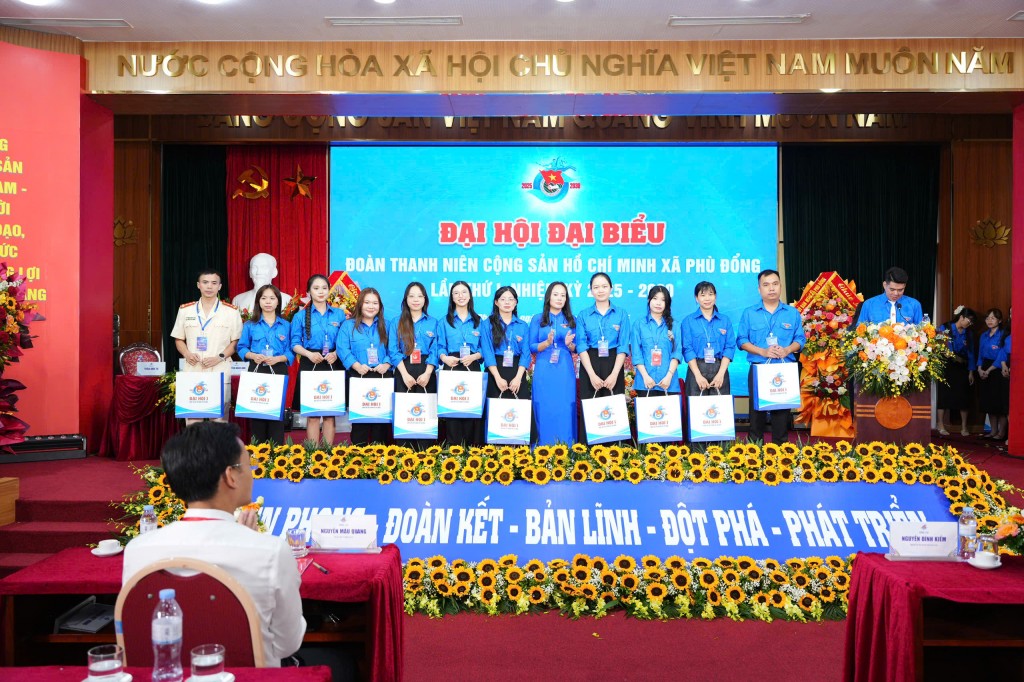 Xung kích, tình nguyện xây dựng và phát triển xã Phù Đổng văn minh, hiện đại Xung kích, tình nguyện xây dựng và phát triển xã Phù Đổng văn minh, hiện đại