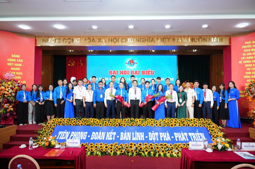 Xung kích, tình nguyện xây dựng và phát triển xã Phù Đổng văn minh, hiện đại Xung kích, tình nguyện xây dựng và phát triển xã Phù Đổng văn minh, hiện đại