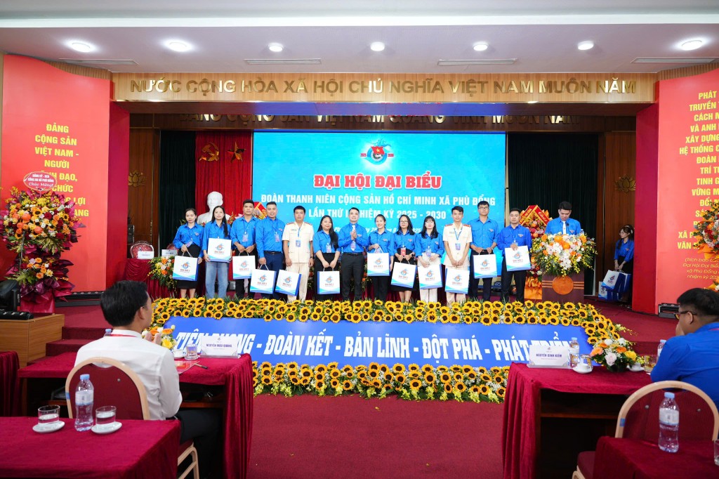 Xung kích, tình nguyện xây dựng và phát triển xã Phù Đổng văn minh, hiện đại Xung kích, tình nguyện xây dựng và phát triển xã Phù Đổng văn minh, hiện đại