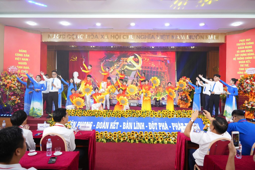 Xung kích, tình nguyện xây dựng và phát triển xã Phù Đổng văn minh, hiện đại Xung kích, tình nguyện xây dựng và phát triển xã Phù Đổng văn minh, hiện đại