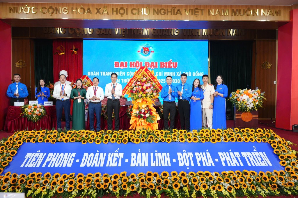 Xung kích, tình nguyện xây dựng và phát triển xã Phù Đổng văn minh, hiện đại Xung kích, tình nguyện xây dựng và phát triển xã Phù Đổng văn minh, hiện đại