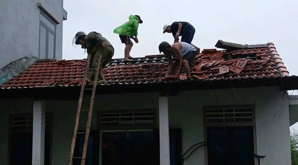 TP Huế: Lốc xoáy khiến 85 nhà dân bị tốc mái