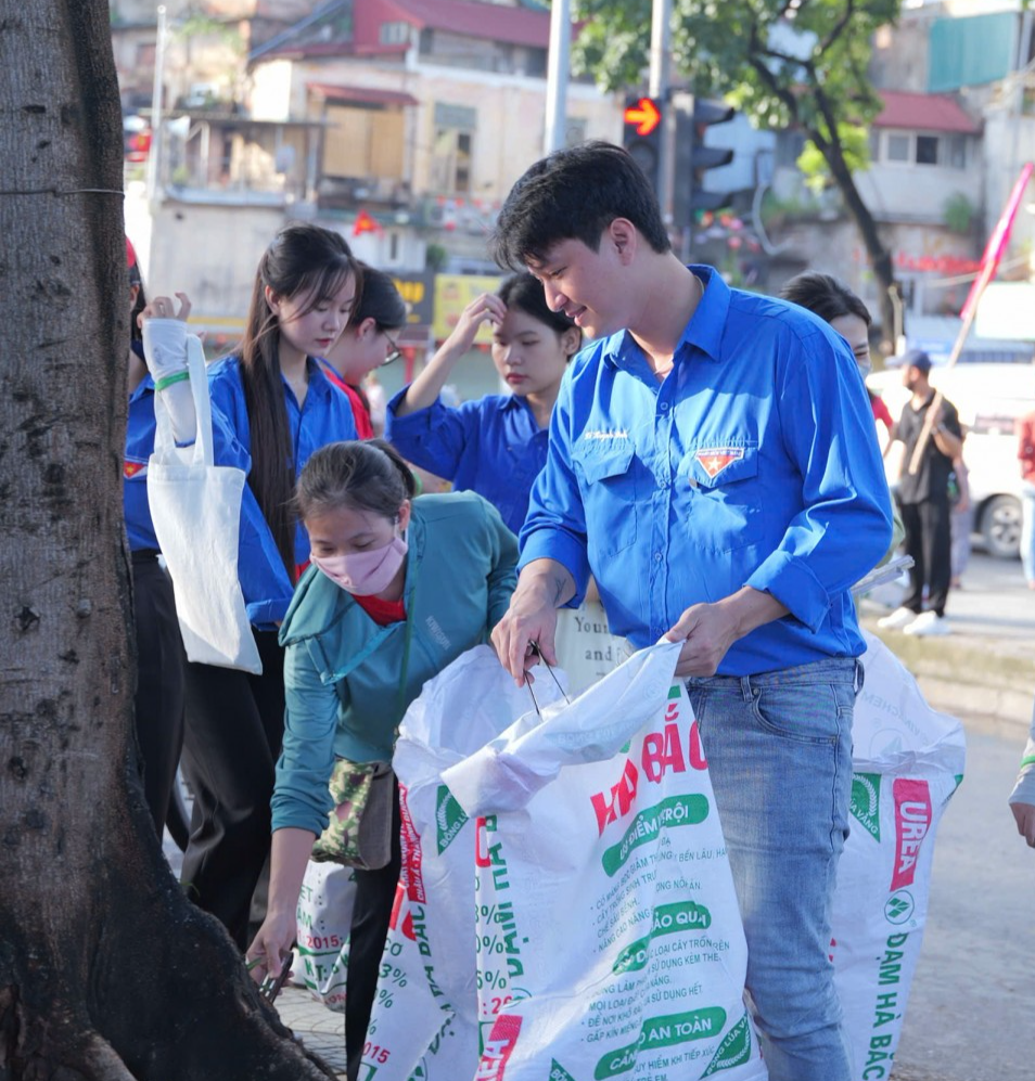 Hơn 300 người dân và tình nguyện viên ra quân “Ngày Chủ nhật xanh