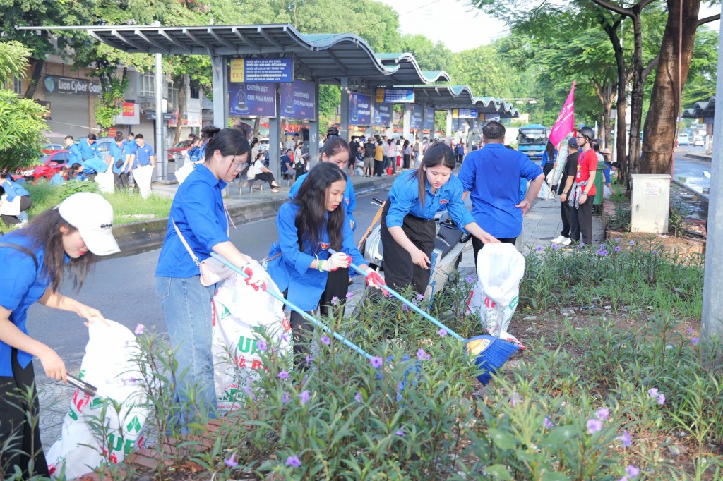 Hơn 300 người dân và tình nguyện viên ra quân “Ngày Chủ nhật xanh