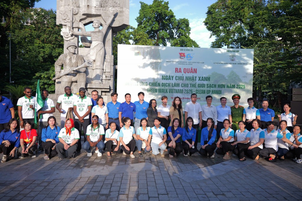 Hơn 300 người dân và tình nguyện viên ra quân “Ngày Chủ nhật xanh