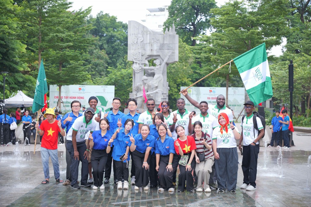 Hơn 300 người dân và tình nguyện viên ra quân “Ngày Chủ nhật xanh