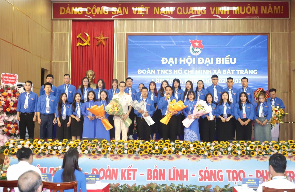 Tuổi trẻ Bát Tràng tiên phong, đoàn kết xây dựng quê hương văn minh, giàu đẹp Tuổi trẻ Bát Tràng tiên phong, đoàn kết xây dựng quê hương văn minh, giàu đẹp