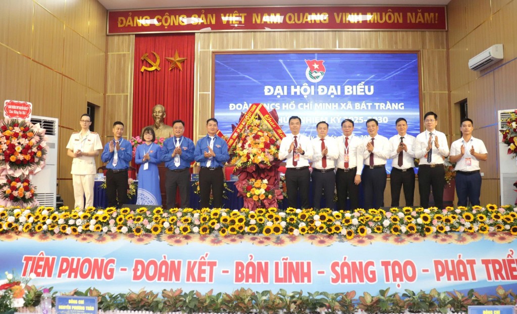 Tuổi trẻ Bát Tràng tiên phong, đoàn kết xây dựng quê hương văn minh, giàu đẹp Tuổi trẻ Bát Tràng tiên phong, đoàn kết xây dựng quê hương văn minh, giàu đẹp