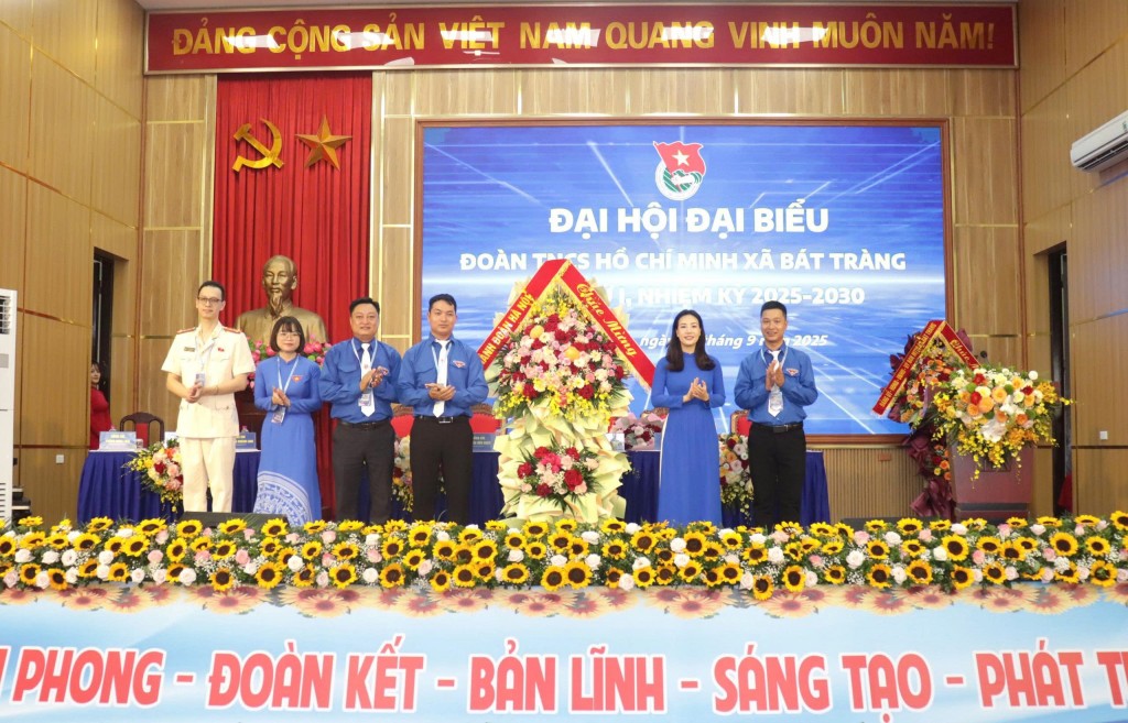 Tuổi trẻ Bát Tràng tiên phong, đoàn kết xây dựng quê hương văn minh, giàu đẹp Tuổi trẻ Bát Tràng tiên phong, đoàn kết xây dựng quê hương văn minh, giàu đẹp