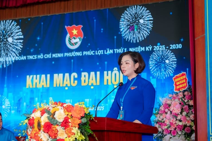 Lãnh đạo phường Phúc Lợi tặng hoa chúc mừng Đại hội