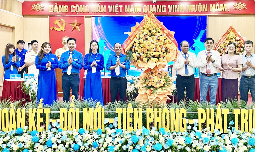 Đồng chí Phạm Văn Ngát - Phó Chủ tịch UBND xã Đại Thanh cùng các đồng chí lãnh đạo xã tặng hoa chúc mừng đại hội