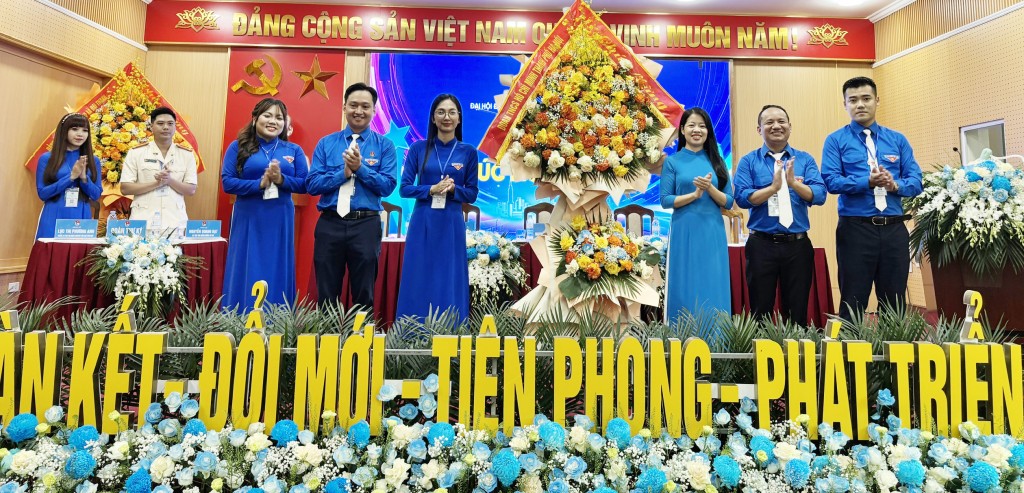 Đại diện lãnh đạo Thành đoàn Hà Nội cùng các đồng chí trong tổ chỉ đạo đại hội tặng hoa chúc mừng tuổi trẻ xã Đại Thanh