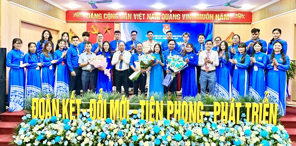 Các đại biểu chúc mừng Ban Chấp hành Đoàn Thanh niên xã Đại Thanh nhiệm kỳ 2025 - 2030