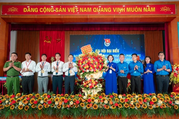 Lãnh đạo phường Phúc Lợi tặng hoa chúc mừng Đại hội