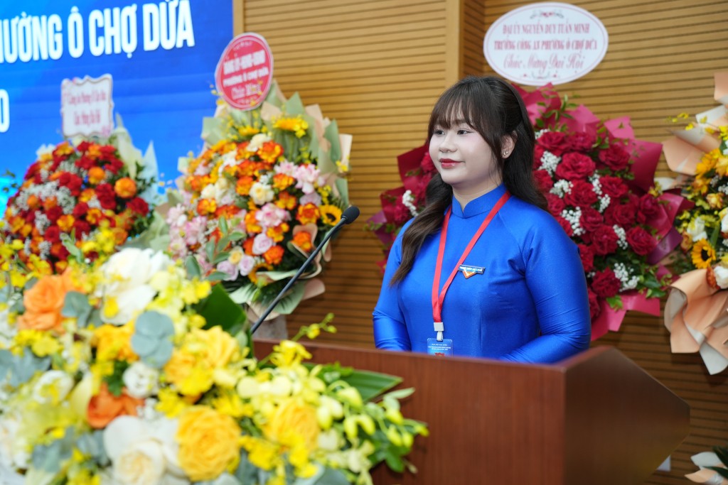 Đồng chí Phạm Phương Chi - Bí thư Đoàn TNCS Hồ Chí Minh phường Ô Chợ Dừa phát biểu tại hội nghị