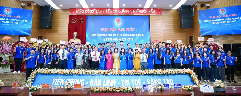 Các đại biểu chụp hình lưu niệm