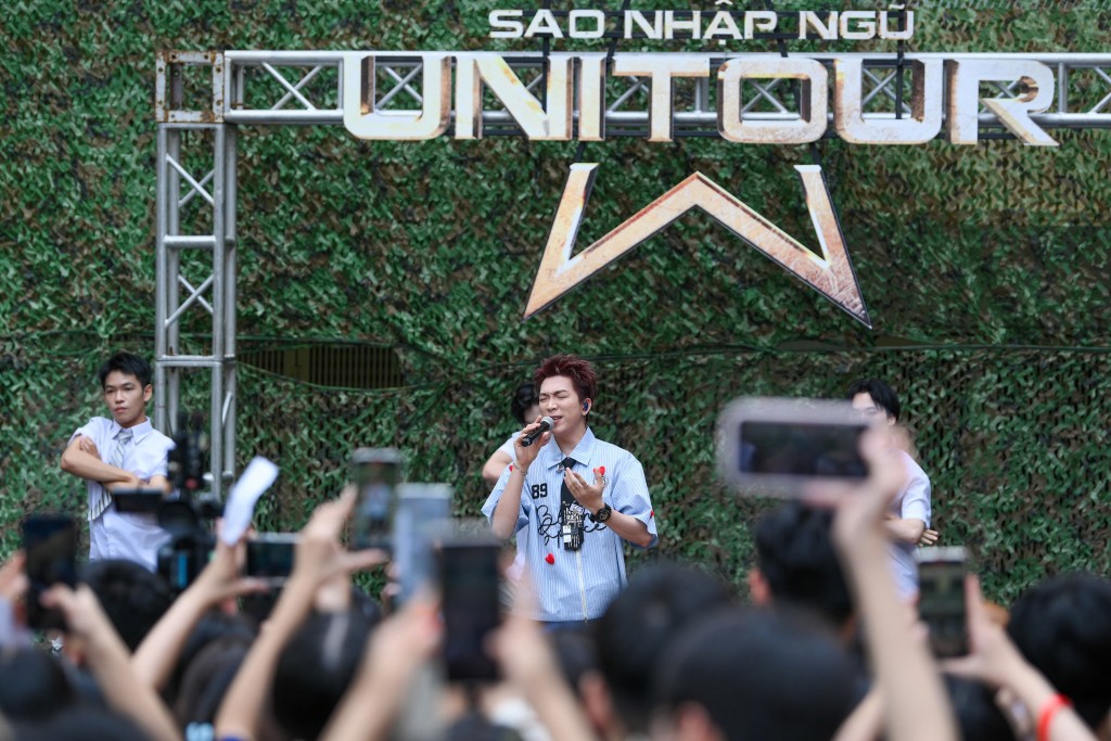 Nhiều ngôi sao giao lưu cùng các sinh viên