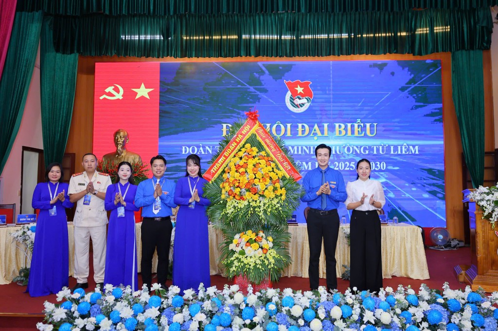 Đồng chí Đào Đức Việt, Phó Bí thư Thành đoàn, Chủ tịch Hội đồng Đội thành phố Hà Nội tặng hoa chúc mừng Đại hội