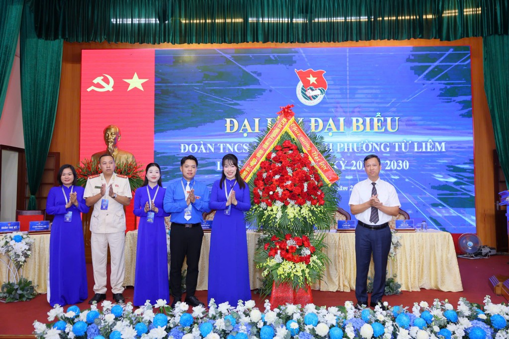 Đồng chí Đỗ Khắc Đạo, Phó Bí thư Thường trực Đảng uỷ phường Từ Liêm tặng hoa chúc mừng Đại hội