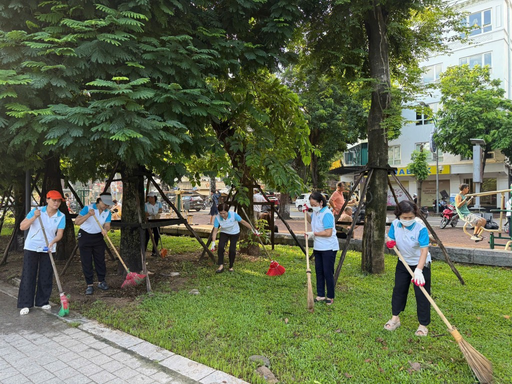 Hơn 300 người dân và tình nguyện viên ra quân “Ngày Chủ nhật xanh