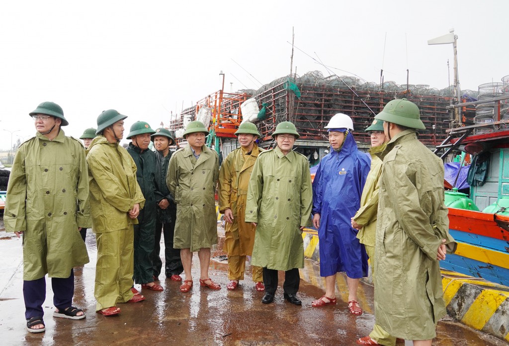 Lãnh đạo tỉnh Quảng Trị nghe báo cáo tình hình tàu thuyền neo đậu tại khu neo đậu tránh trú bão Nhật Lệ