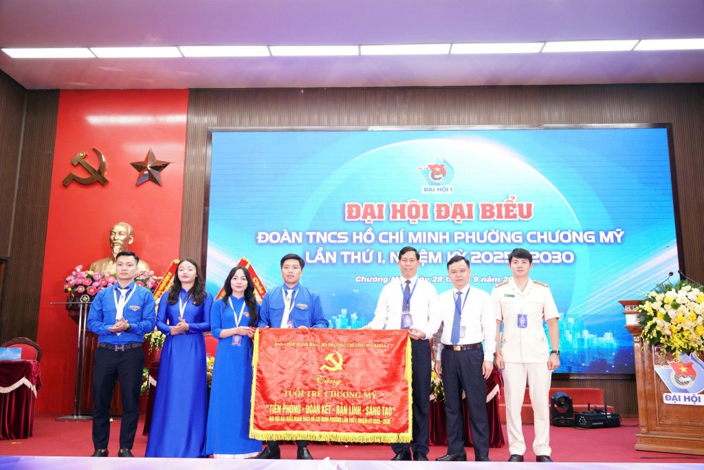 Đồng chí Vũ Ngọc Hòa, Phó Bí thư Thường trực Đảng uỷ phường Chương Mỹ  tặng hoa chúc mừng Đại hội