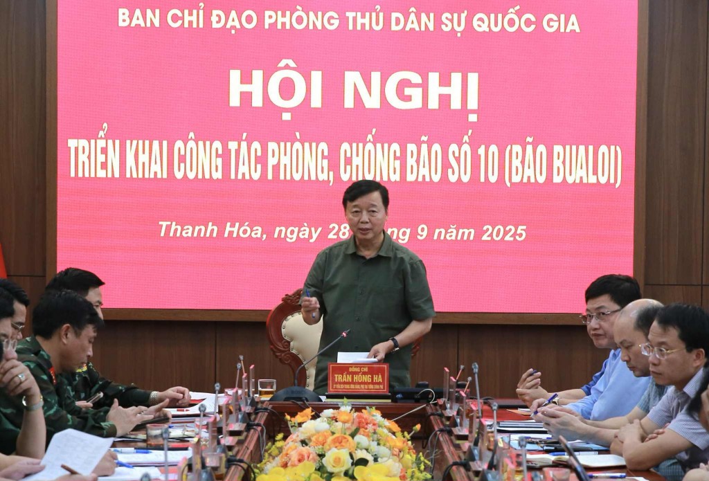 Phó Thủ tướng Trần Hồng Hà, Phó Trưởng ban Thường trực Ban Chỉ đạo phòng thủ dân sự quốc gia chủ trì cuộc họp trực tuyến của Ban Chỉ đạo tiền phương với các tỉnh dự kiến có tâm bão số 10 đi qua - Ảnh: VGP/Minh Khôi