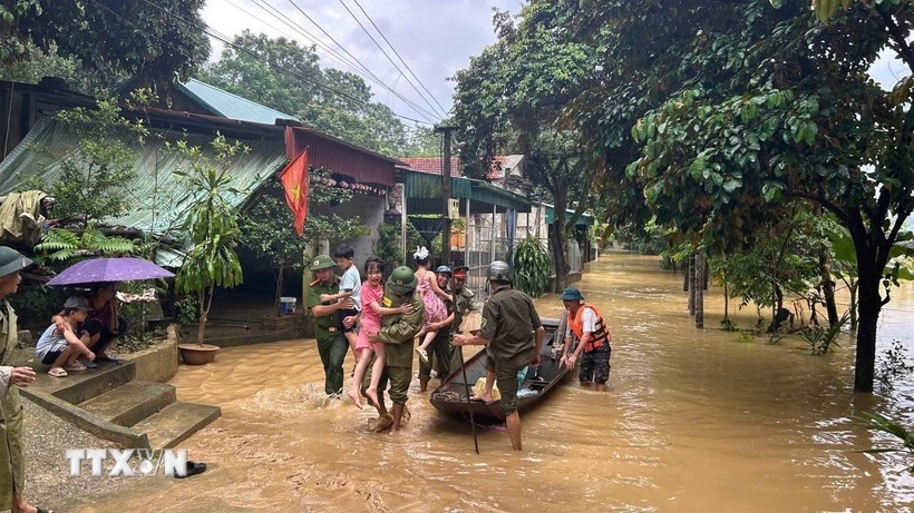 Công an Thanh Hóa tổ chức di dời tài sản và 10 hộ dân tại thôn Quyết Thắng 1 đến nơi an toàn. (Ảnh: TTXVN phát)