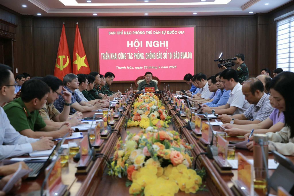 Phó Thủ tướng nhấn mạnh, các địa phương phải quan tâm đồng thời cả 2 hướng ứng phó ven biển và miền núi để không bị động trước các tình huống phức tạp - Ảnh: VGP/Minh Khôi