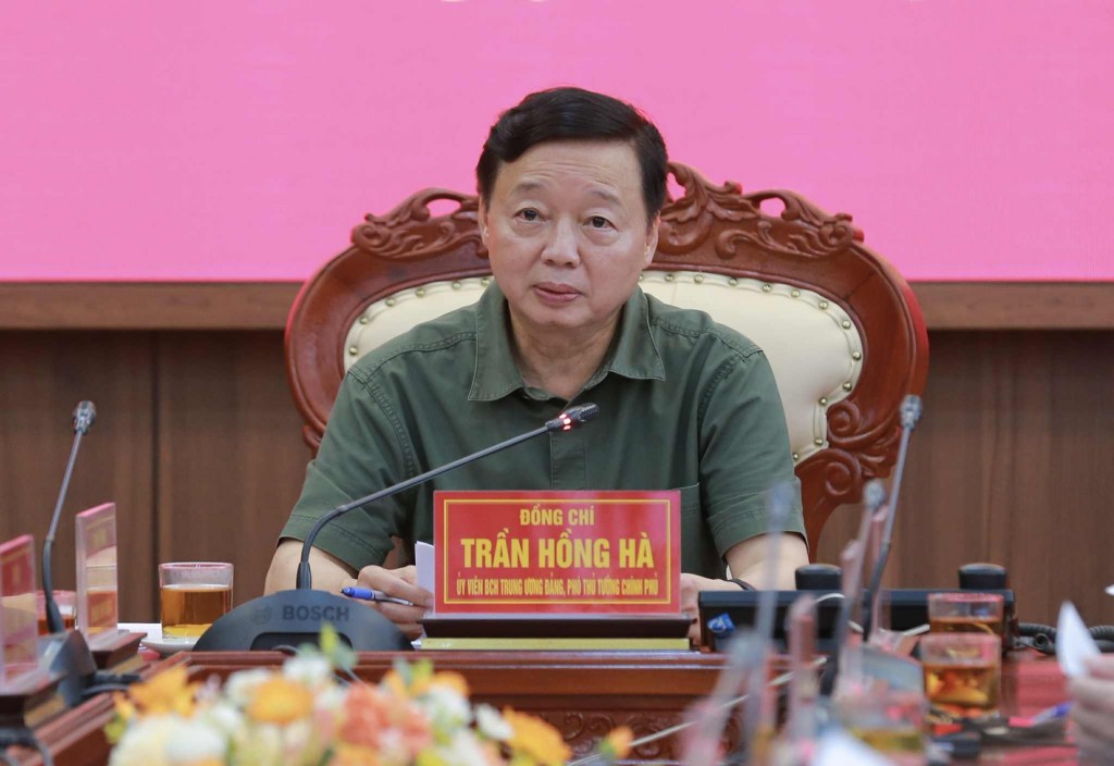Phó Thủ tướng yêu cầu, trước khả năng chịu ảnh hưởng trực tiếp khi bão di chuyển lệch về phía bắc, mở rộng vùng ảnh hưởng tới Ninh Bình, Bộ Nông nghiệp và Môi trường phải trao đổi trực tiếp, cập nhật tình hình với địa phương - Ảnh: VGP/Minh Khôi