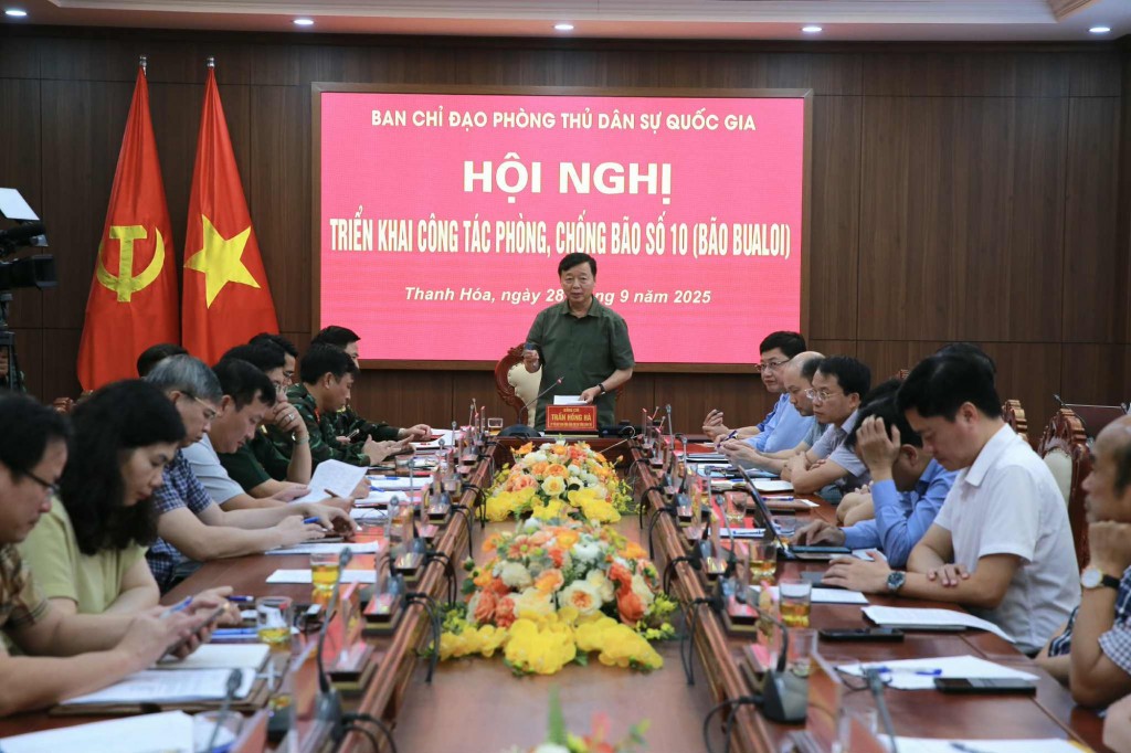 “Tinh thần là sau mỗi cơn bão như sau một trận đánh, chúng ta cần rút kinh nghiệm để khi xuất hiện những cơn bão sau thì có ngay kịch bản và phương án cụ thể, xác định rõ thời điểm cần tập trung cao độ,” Phó Thủ tướng nói - Ảnh: VGP/Minh Khôi