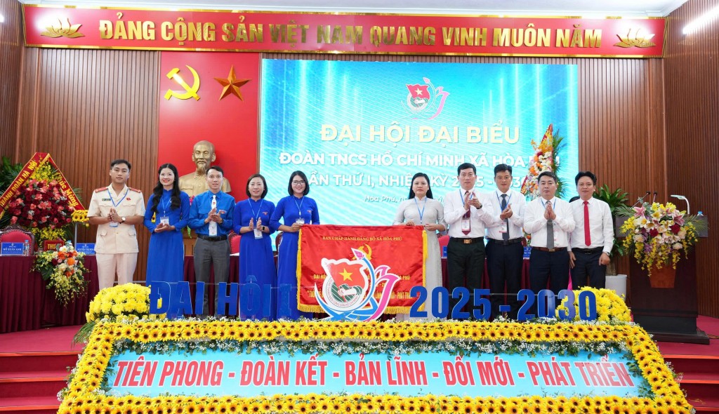 cùng các đồng chí lãnh đạo xã Hoà Phú tặng hoa và trao bức trướng tặng Đoàn Thanh niên xã