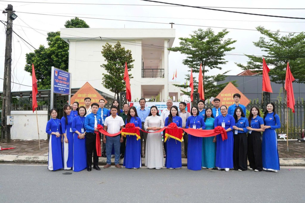 Dịp này, Ban Chấp hành Đoàn xã Hòa Phú gắn biển công trình thanh niên “Thắp sáng tương lai” 