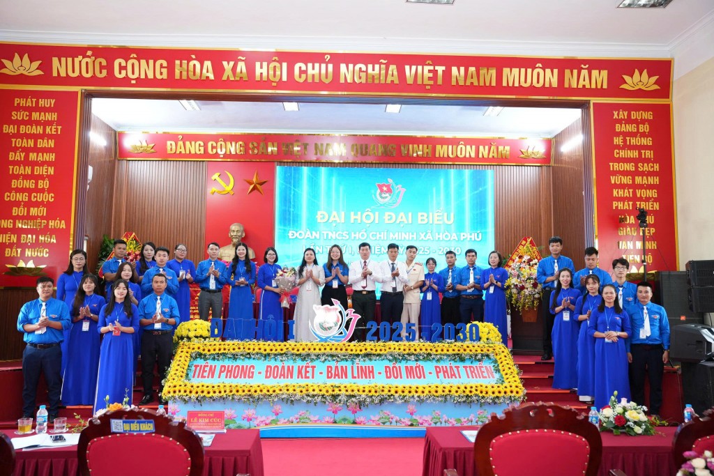 Ban Chấp hành Đoàn xã khoá I ra mắt Đại hội
