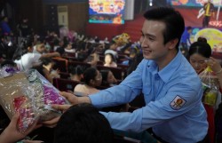 Đêm hội trăng rằm 2025: Trung thu ấm áp của  em nhỏ Thủ đô