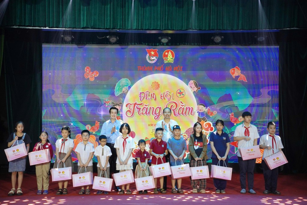 Lãnh đạo Thành đoàn, Hội đồng Đội Thành phố trao quà Trung thu cho các em đội viên, thiếu nhi Thủ đô.